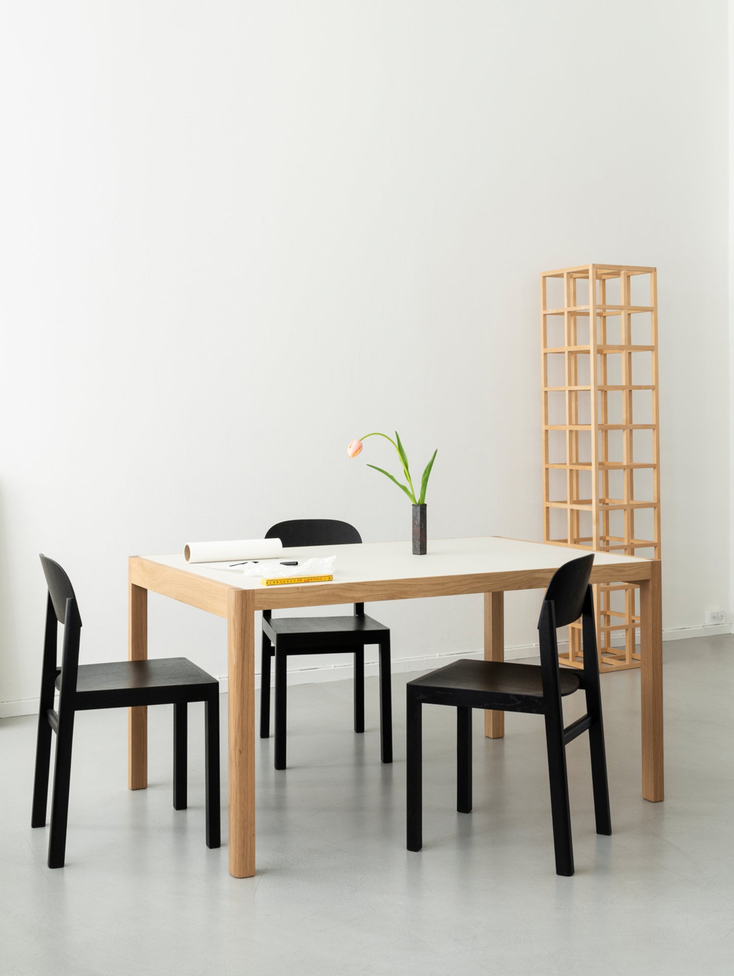 Workshop Table by Muuto - 140 x 92 cm / Warm Grey Linoleum Top with Lacquered Oak Base