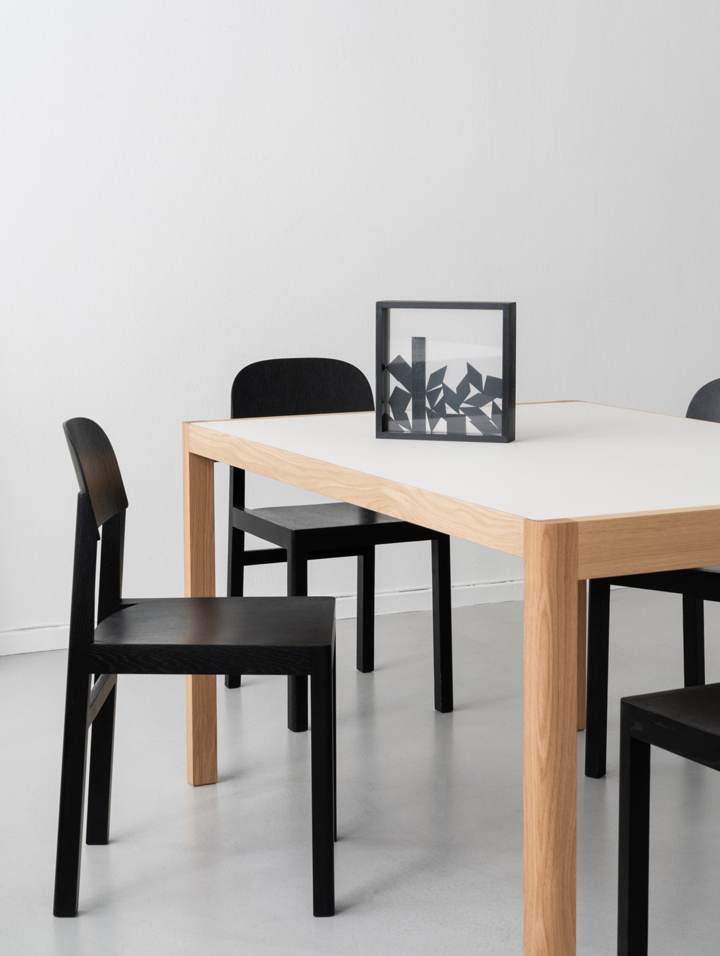 Workshop Table by Muuto - 140 x 92 cm / Warm Grey Linoleum Top with Lacquered Oak Base