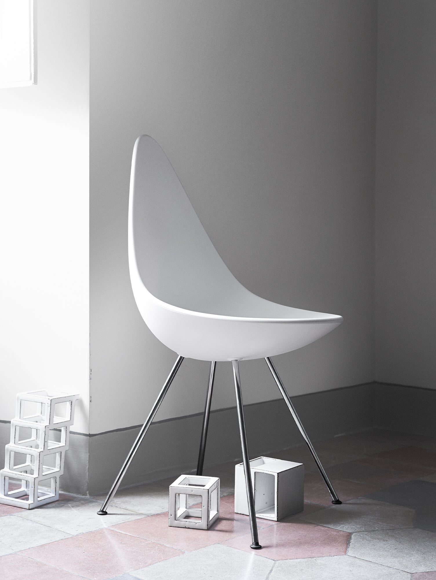 Drop Dining Chair Plastic (3110) by Fritz Hansen - White / Chromed Steel
