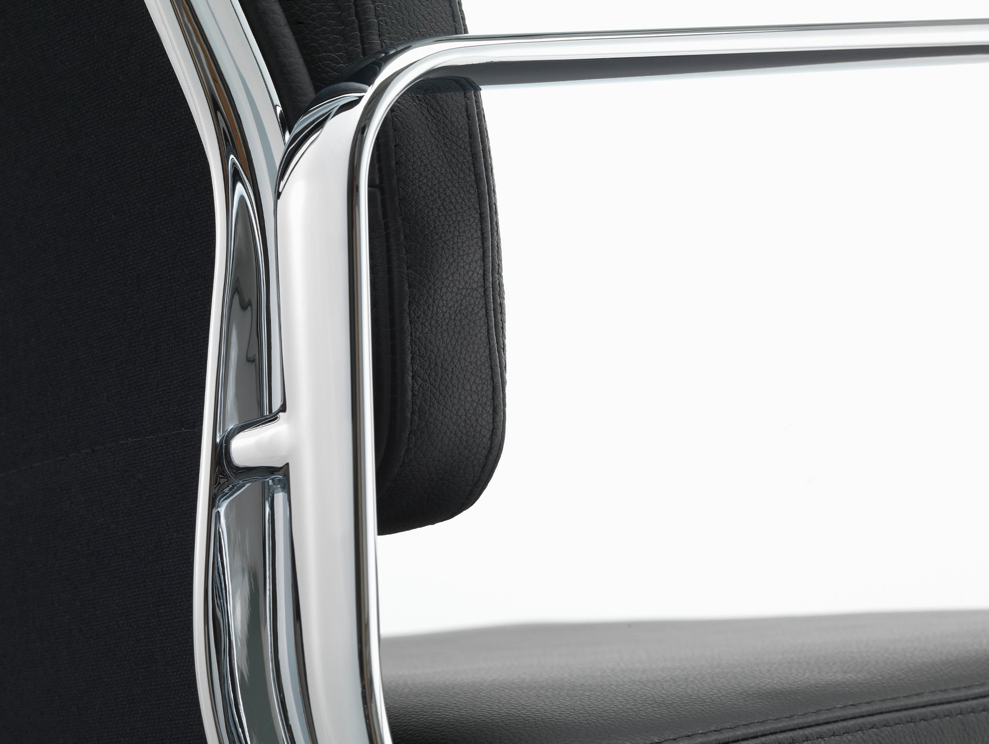 Soft Pad Work Chair EA 217 by Vitra - Chromed Aluminium / Seat: Nero Leather / Back: Plano Nero (L20)