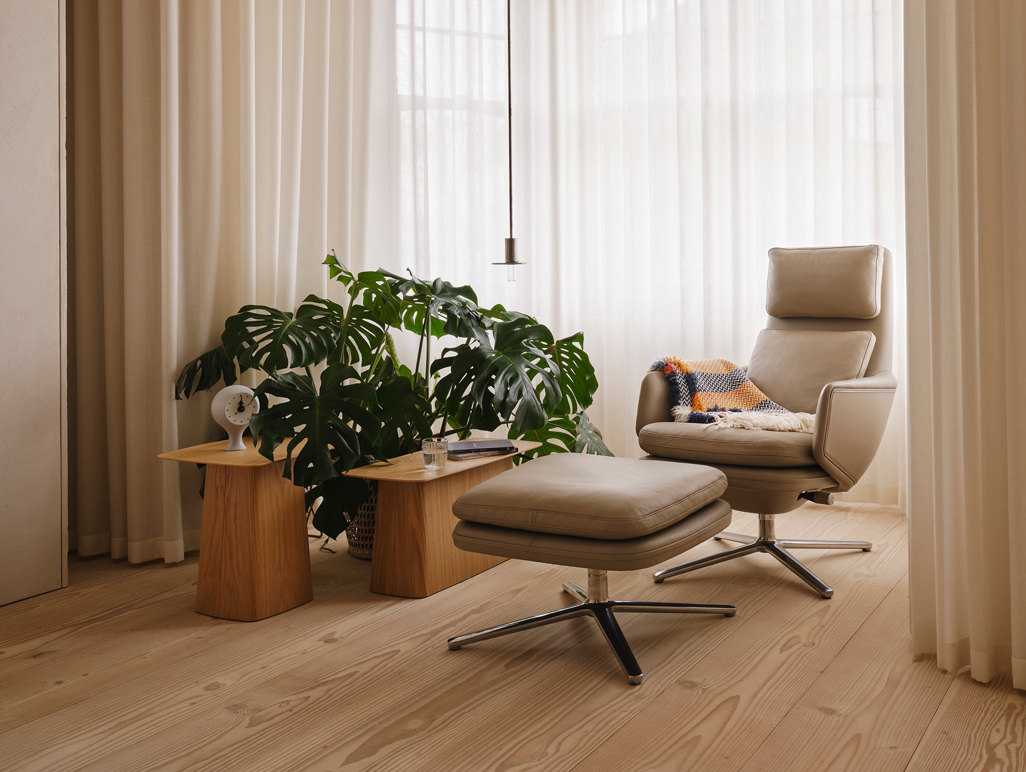 Vitraの木製サイドテーブル – Really Well Made