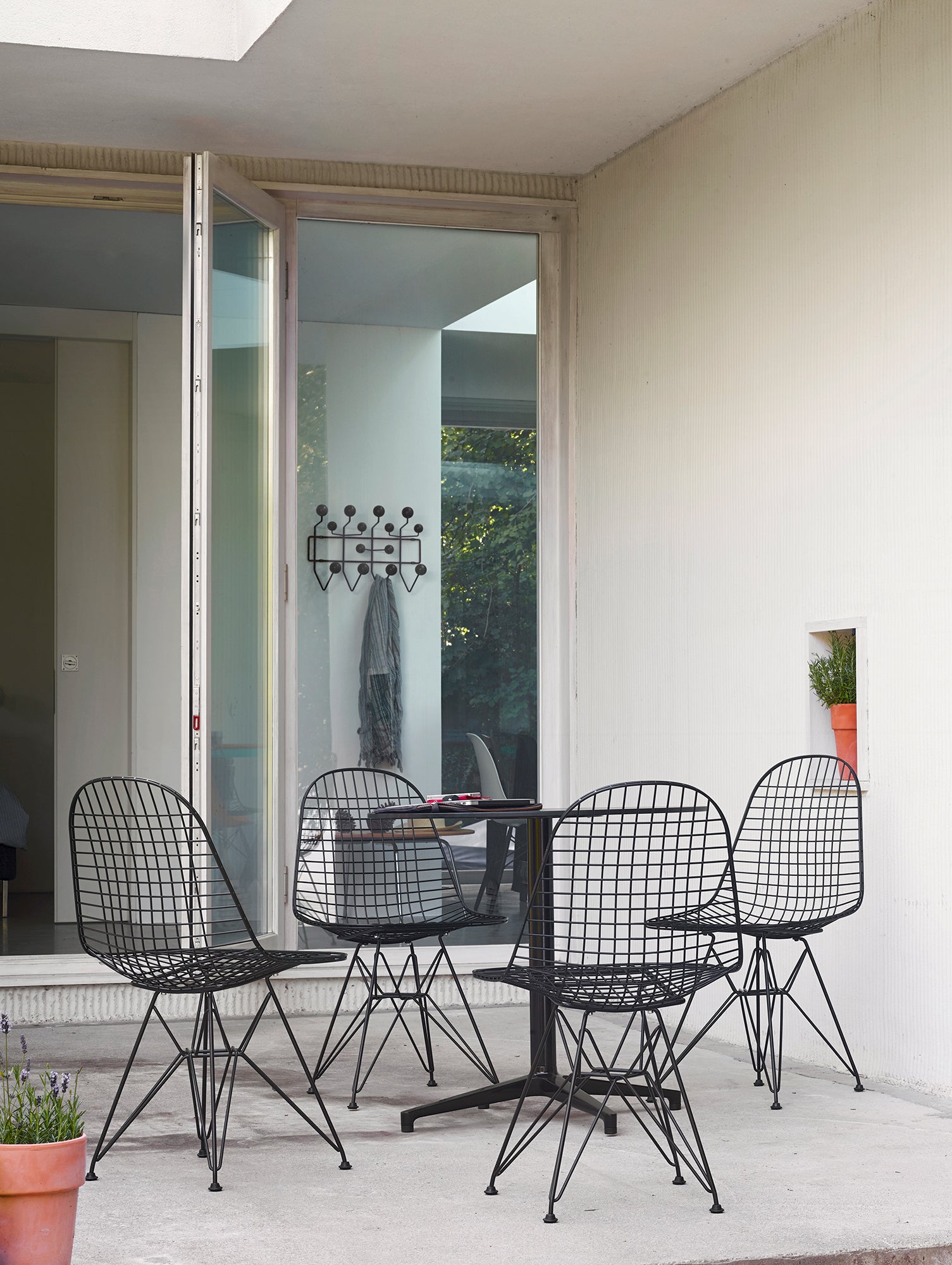 イームズ ハング イット オール コート ラック by Vitra – Really Well