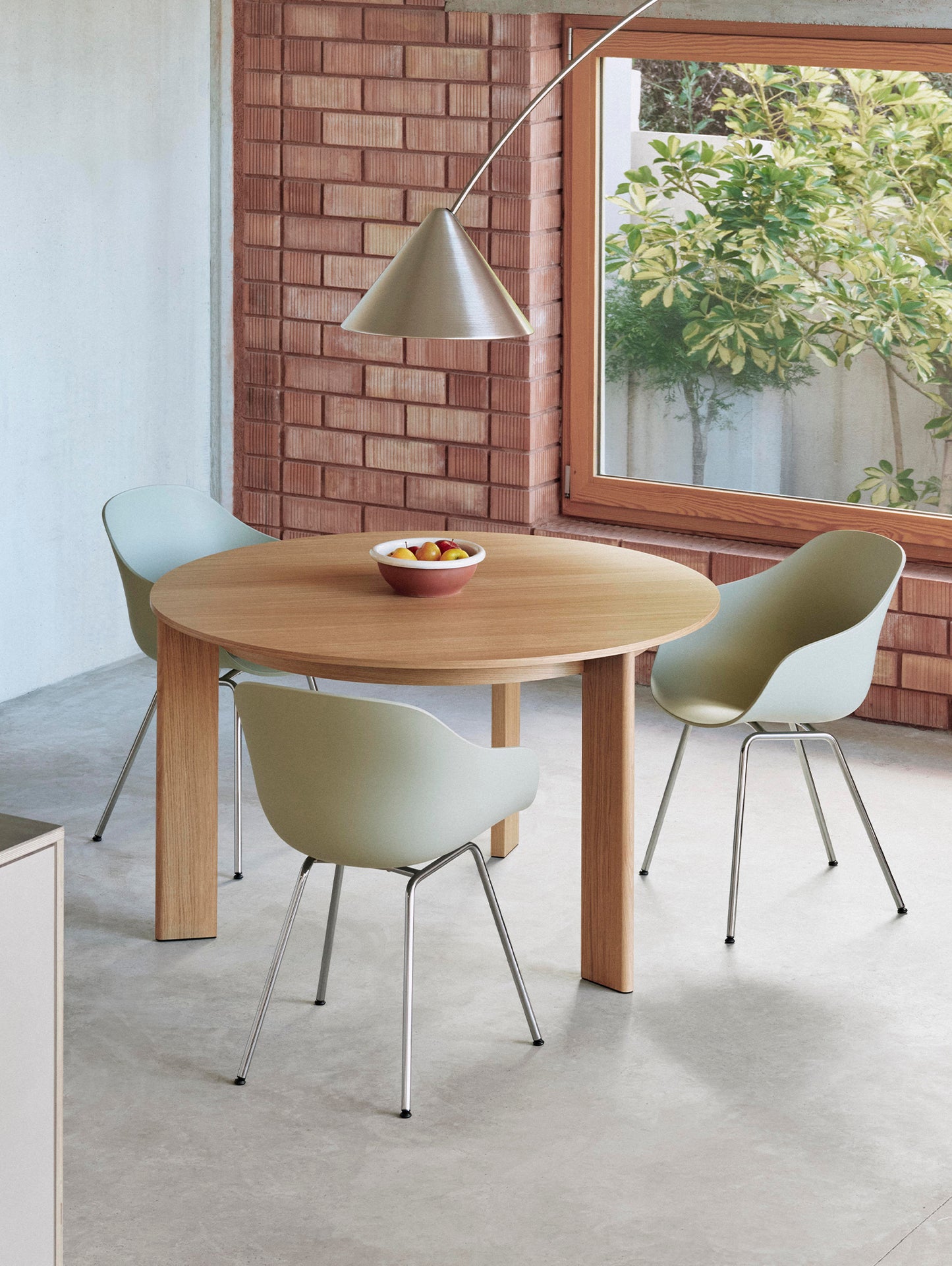 Chisel 20 Table Round by HAY - D127 cm / Lacquered Oak Veneer