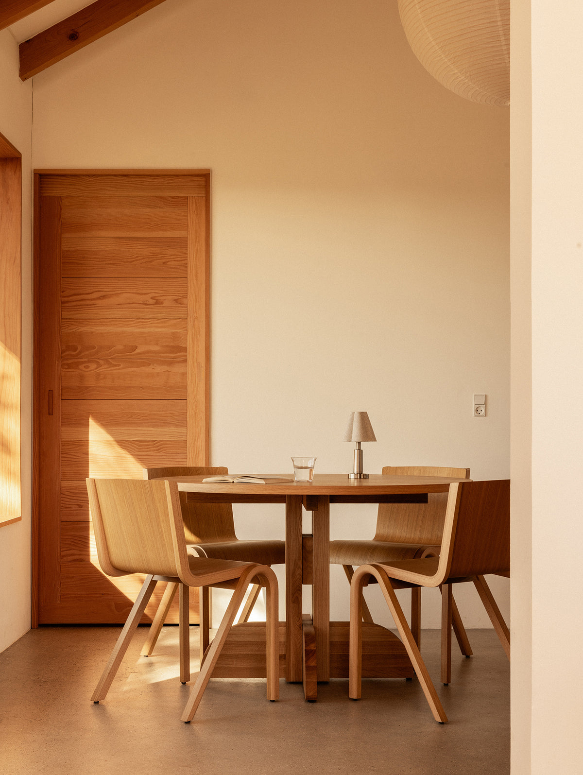 Puffin Round Dining Table (Solid Oak)
