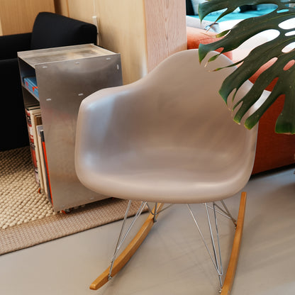 イームズ RAR プラスチック アームチェア RE