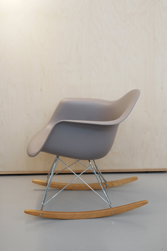 イームズ RAR プラスチック アームチェア RE