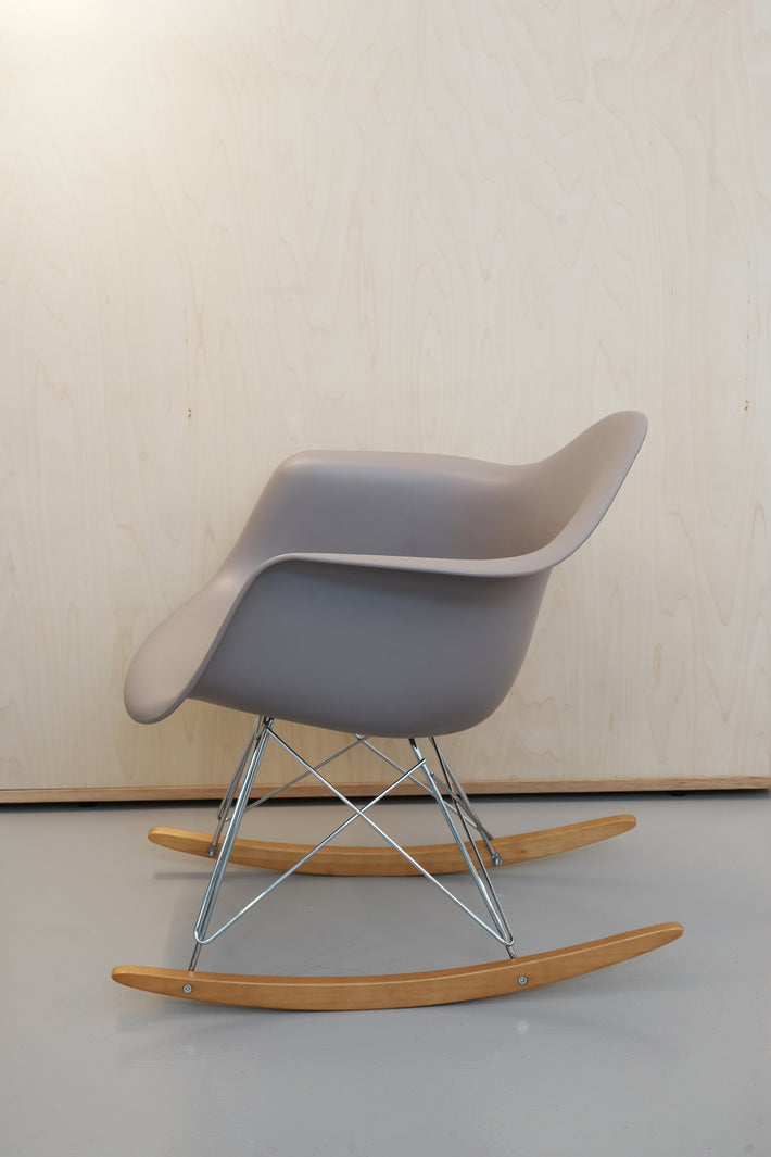 イームズ RAR プラスチック アームチェア RE