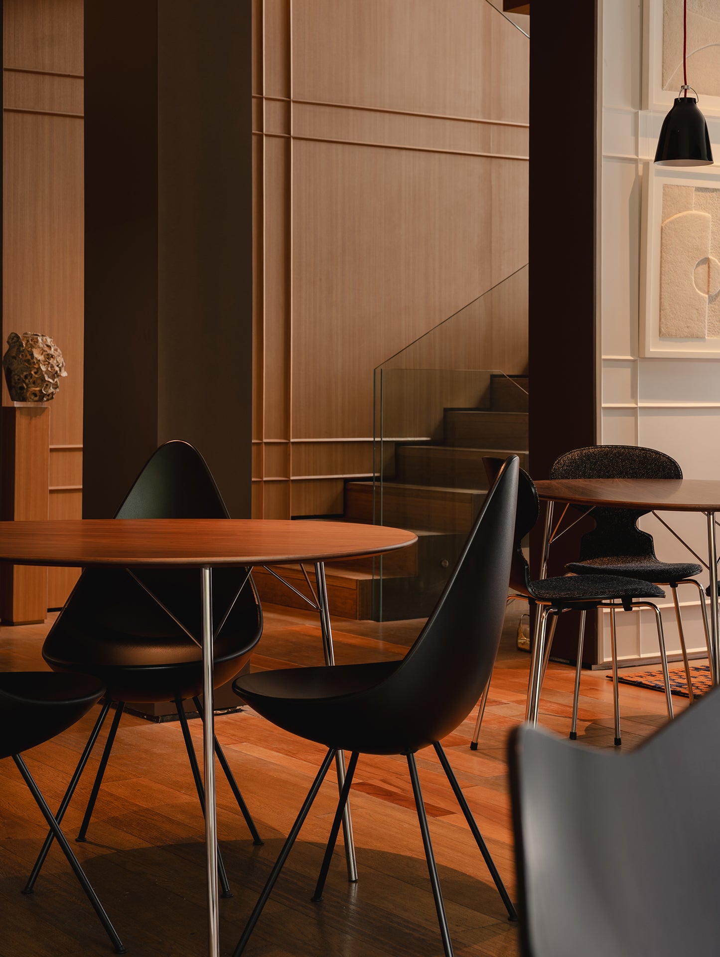 Drop Dining Chair Plastic (3110) by Fritz Hansen - Black / Chromed Steel