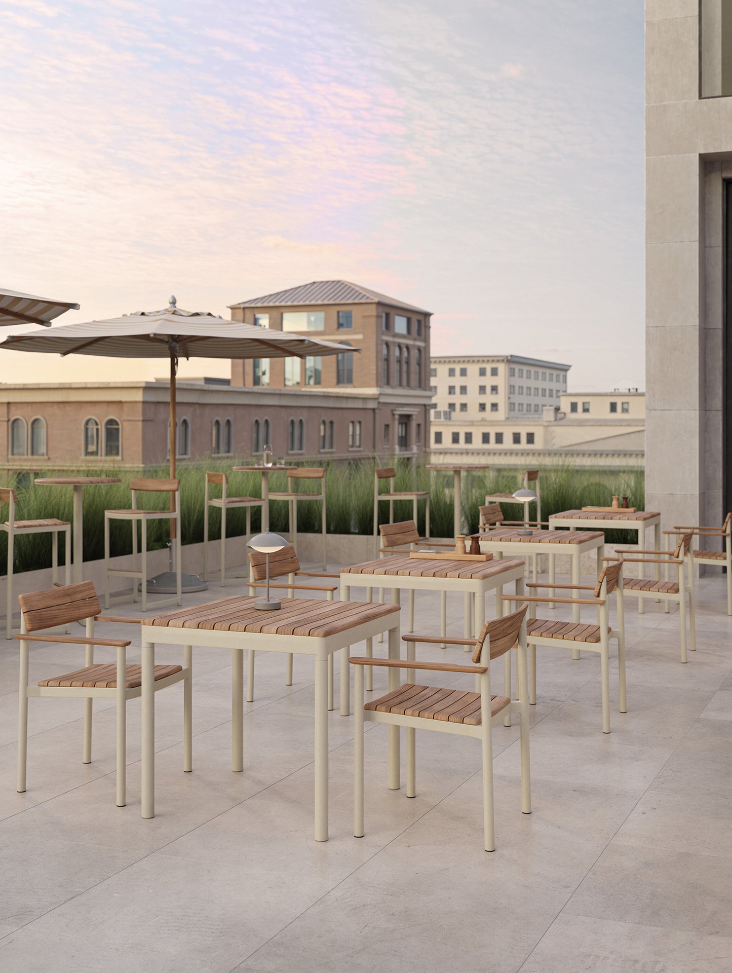 Pelagus High Table by Fritz Hansen - H105 cm / Light Ivory