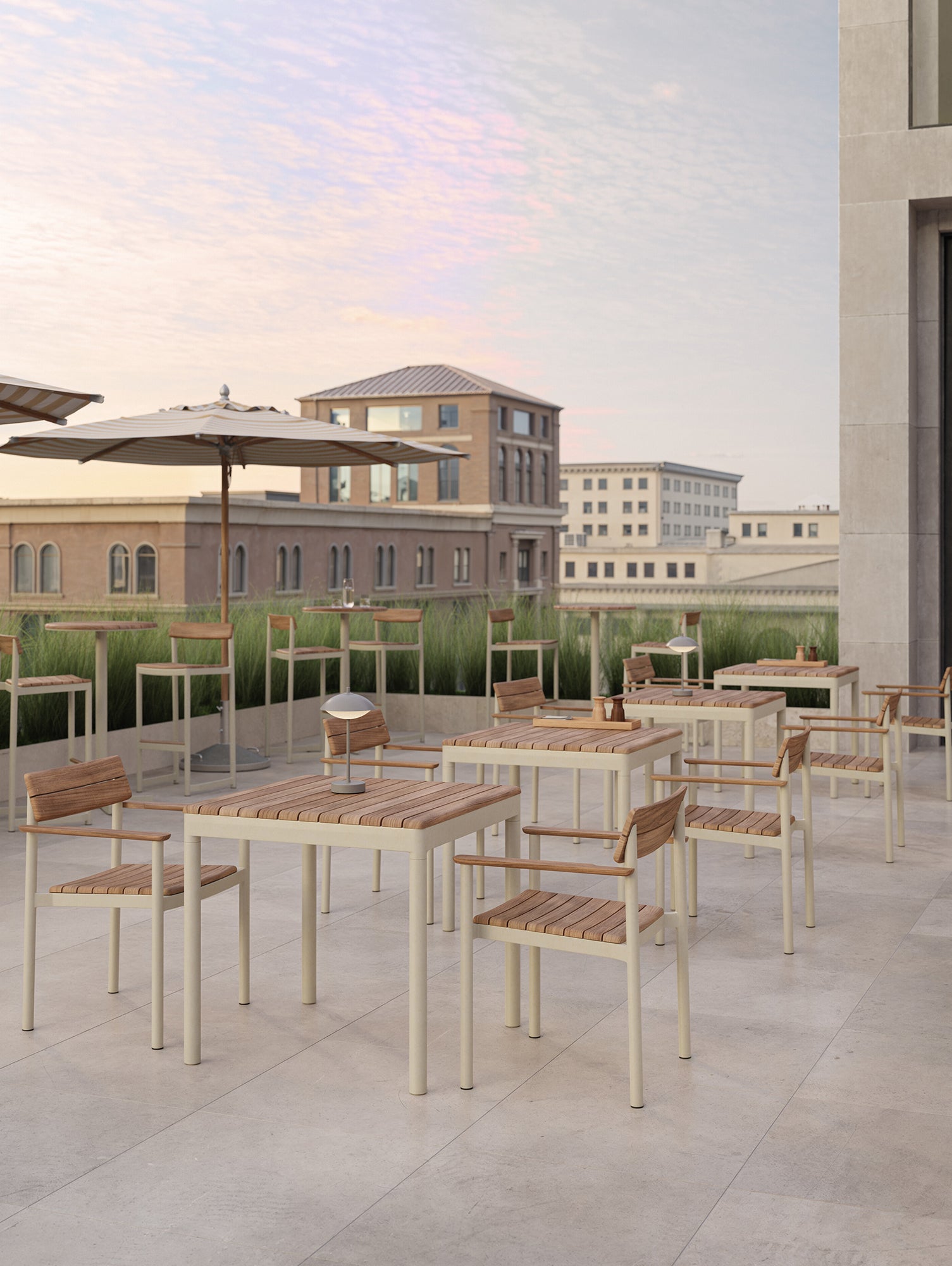 Pelagus High Table by Fritz Hansen - H105 cm / Light Ivory