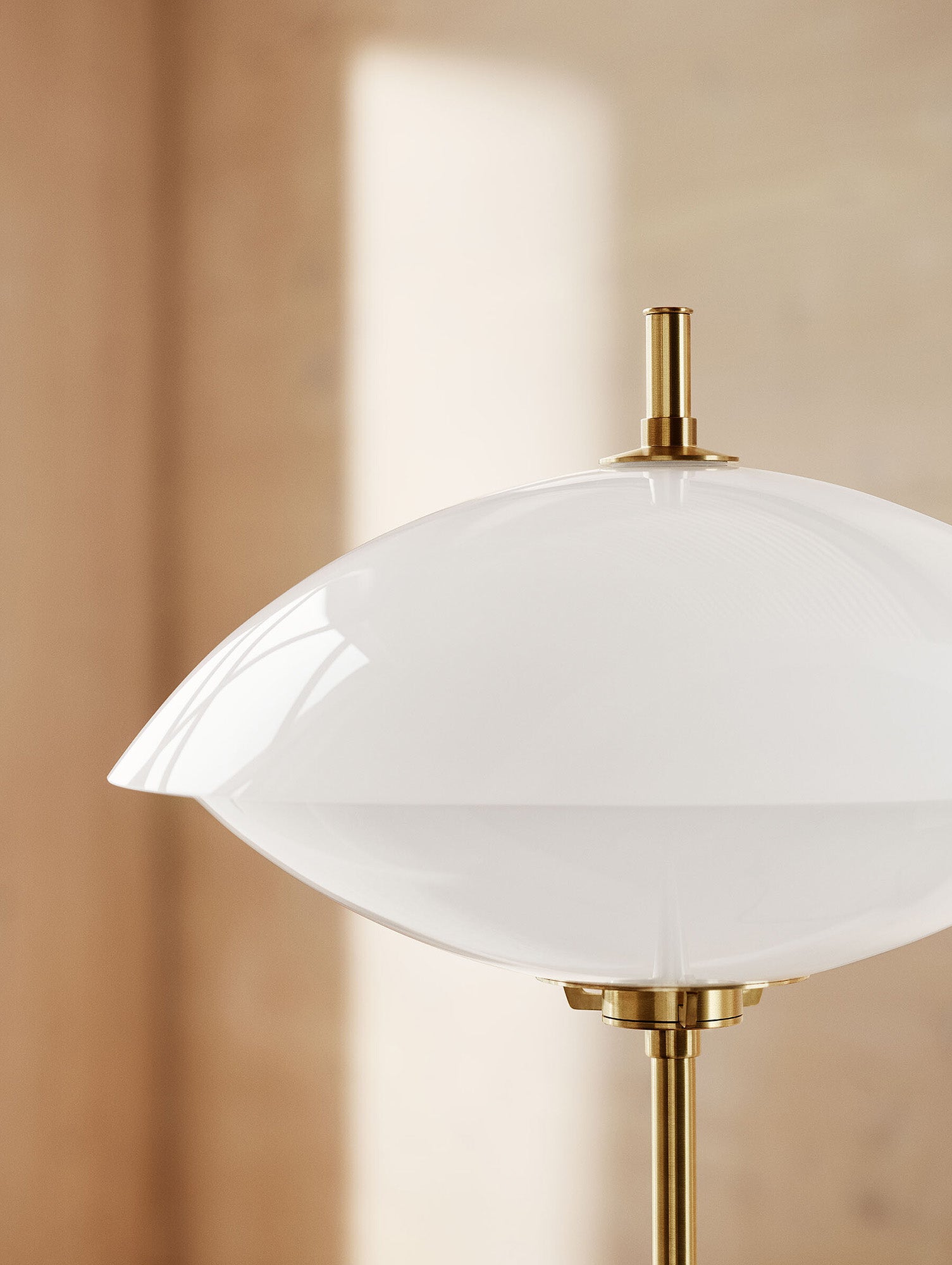 Clam Floor Lamp by Fritz Hansen