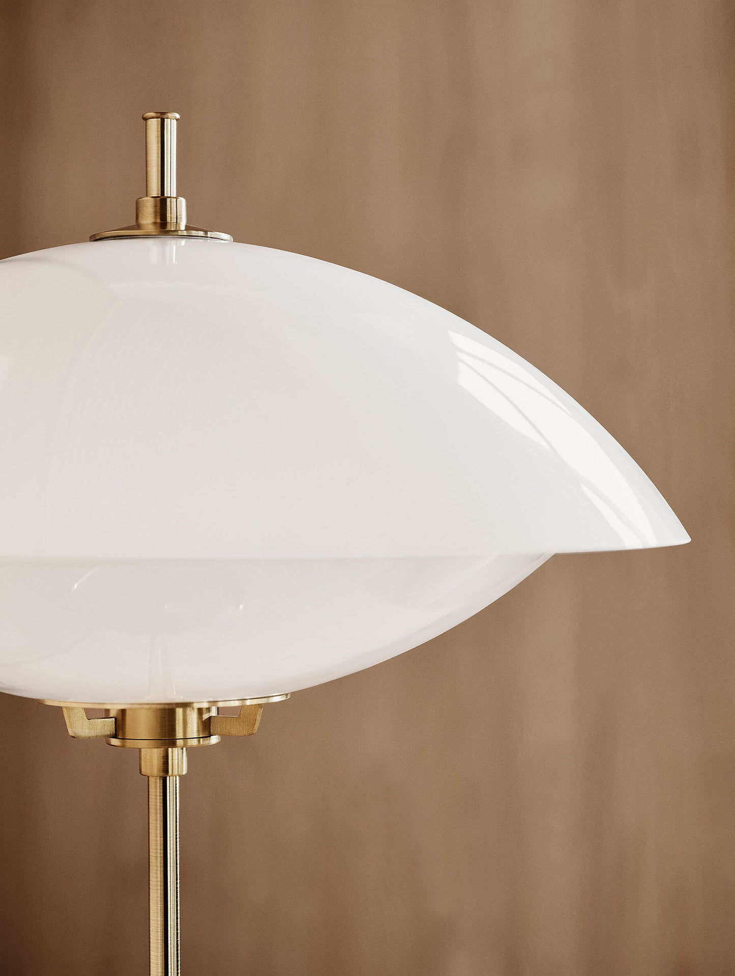 Clam Table Lamp by Fritz Hansen