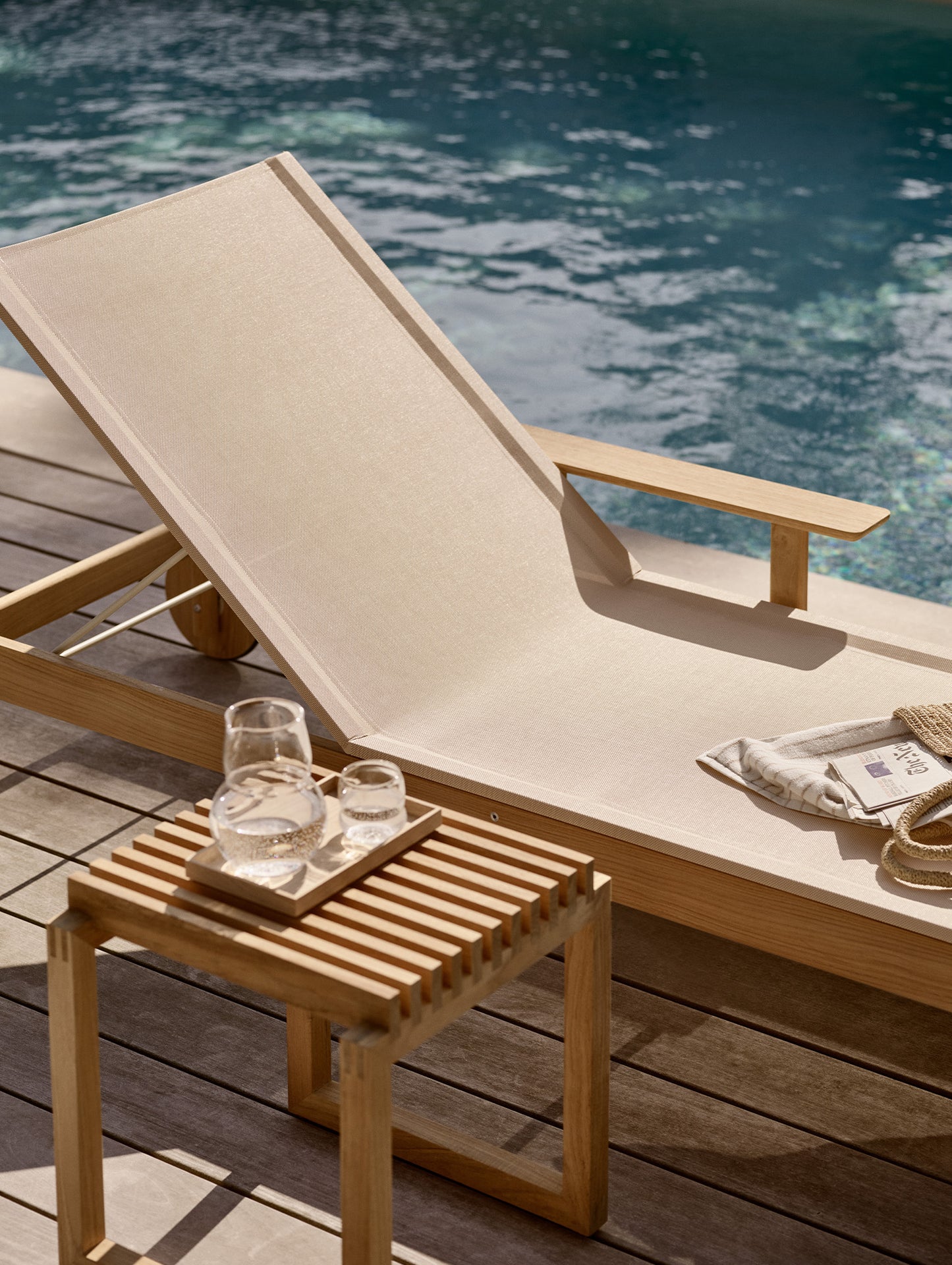 Pelagus Sunbed with One Armrest by Fritz Hansen