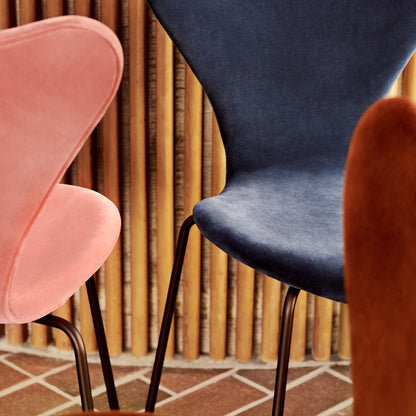 Series 7™ 3107 Dining Chair (Fully Upholstered) by Fritz Hansen - Belfast (Velvet) Misty Rose, Blue Grey 