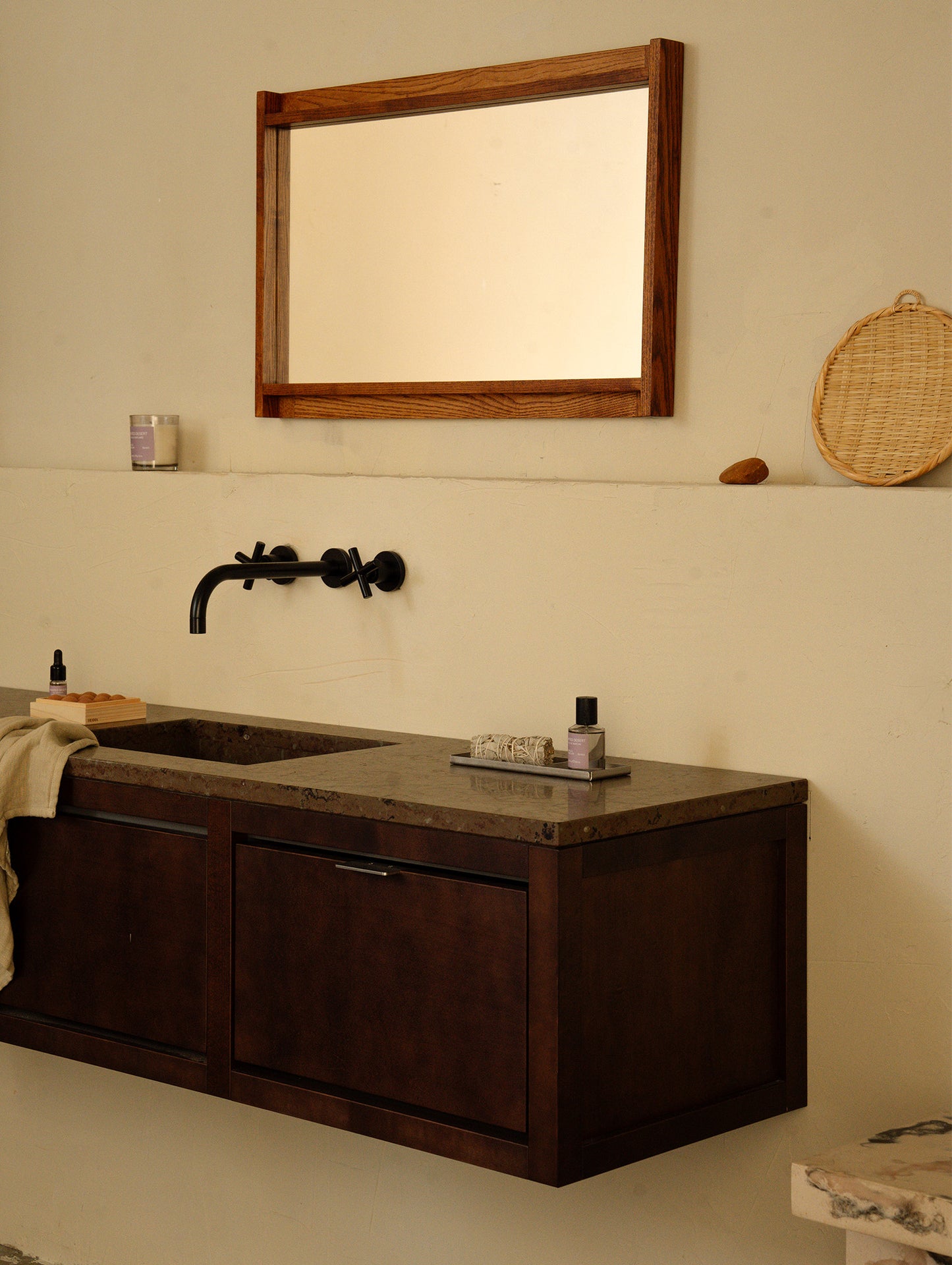 Symmetry Mirror by Frama