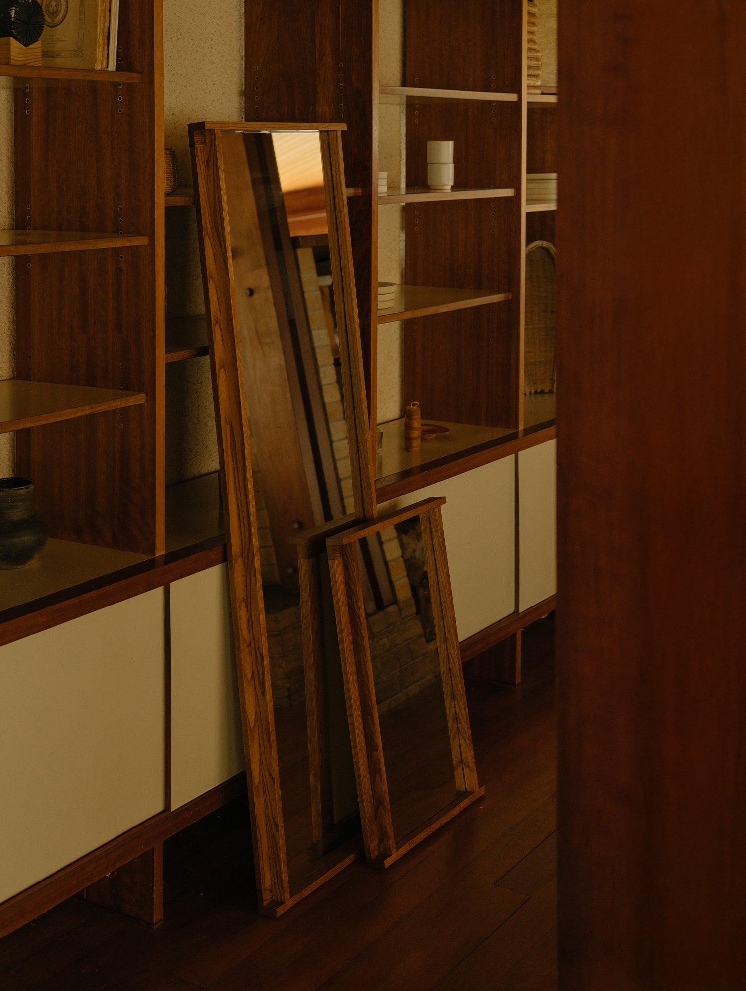 Symmetry Mirror by Frama