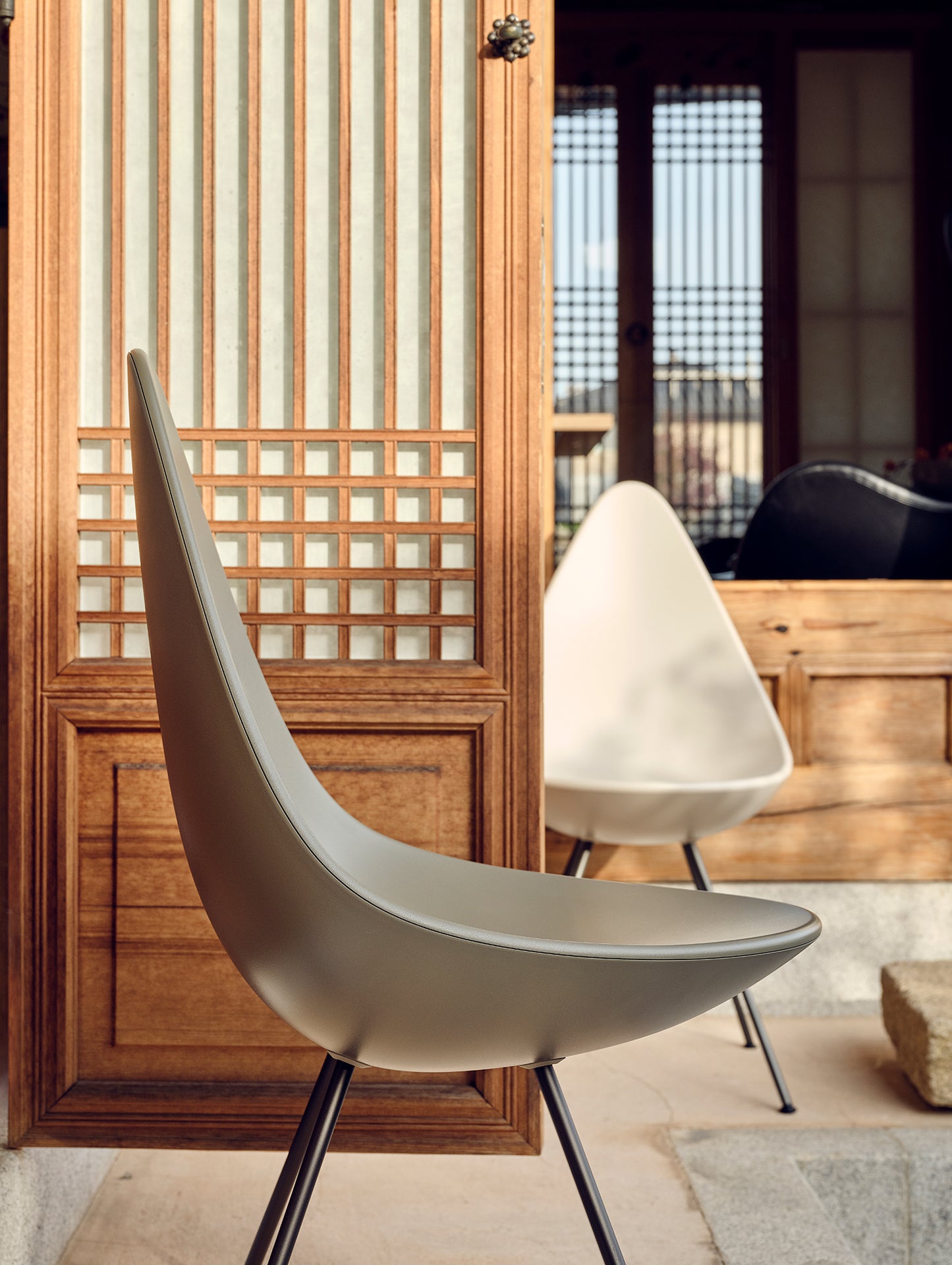 Drop Dining Chair Plastic (3110) by Fritz Hansen - Light Beige