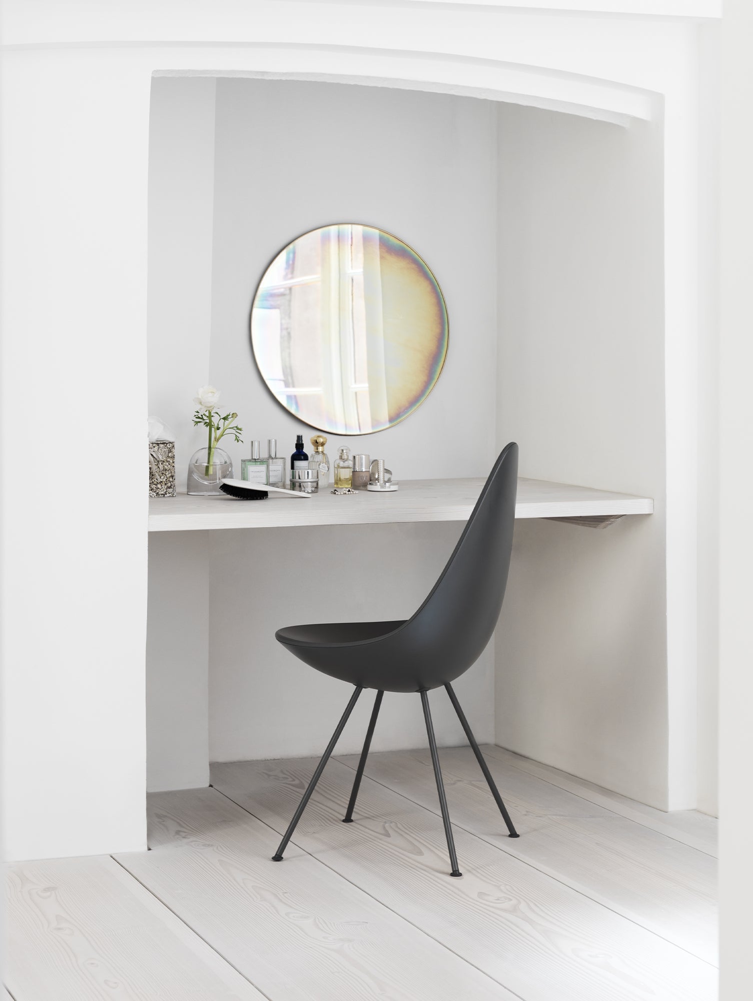 Drop Dining Chair Plastic (3110) by Fritz Hansen - Black / Black Base