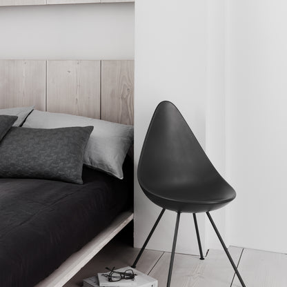 Drop Dining Chair Plastic (3110) by Fritz Hansen - Black / Black Base