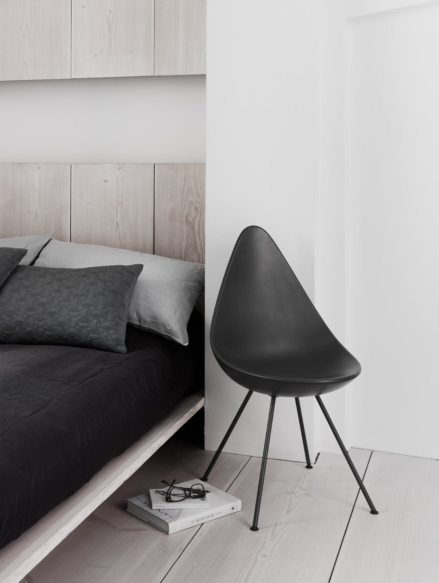 Drop Dining Chair Plastic (3110) by Fritz Hansen - Black / Black Base
