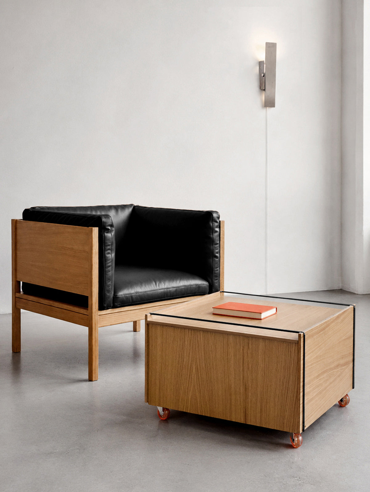 Moebe Lounge Chair by Moebe - Oak Frame / Black Leather