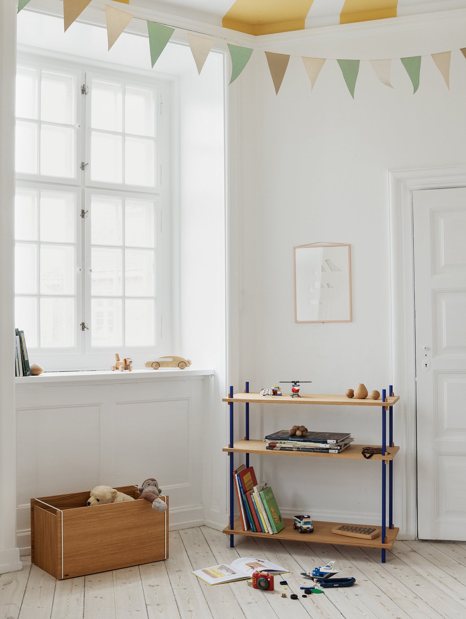 Moebe Shelving System - S.85.1.A Set in Deep Blue / Oiled Oak