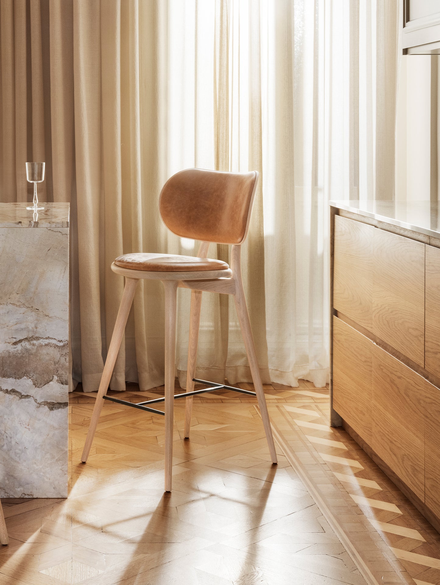 Mater High Stool Backrest - Matt Oak Base / Walnut Nuance Leather Seat
