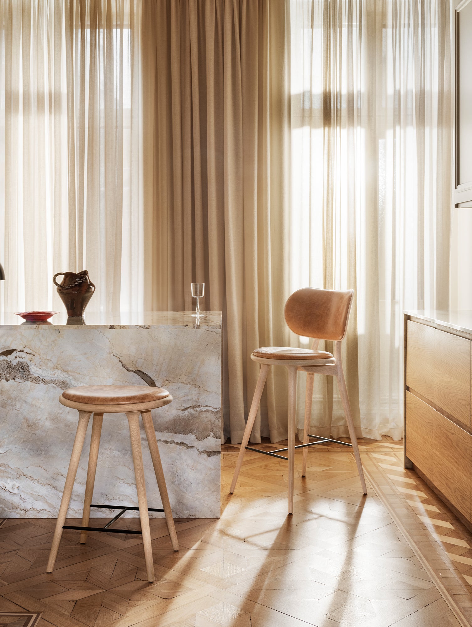 Mater High Stool Backrest - Matt Oak Base / Walnut Nuance Leather Seat