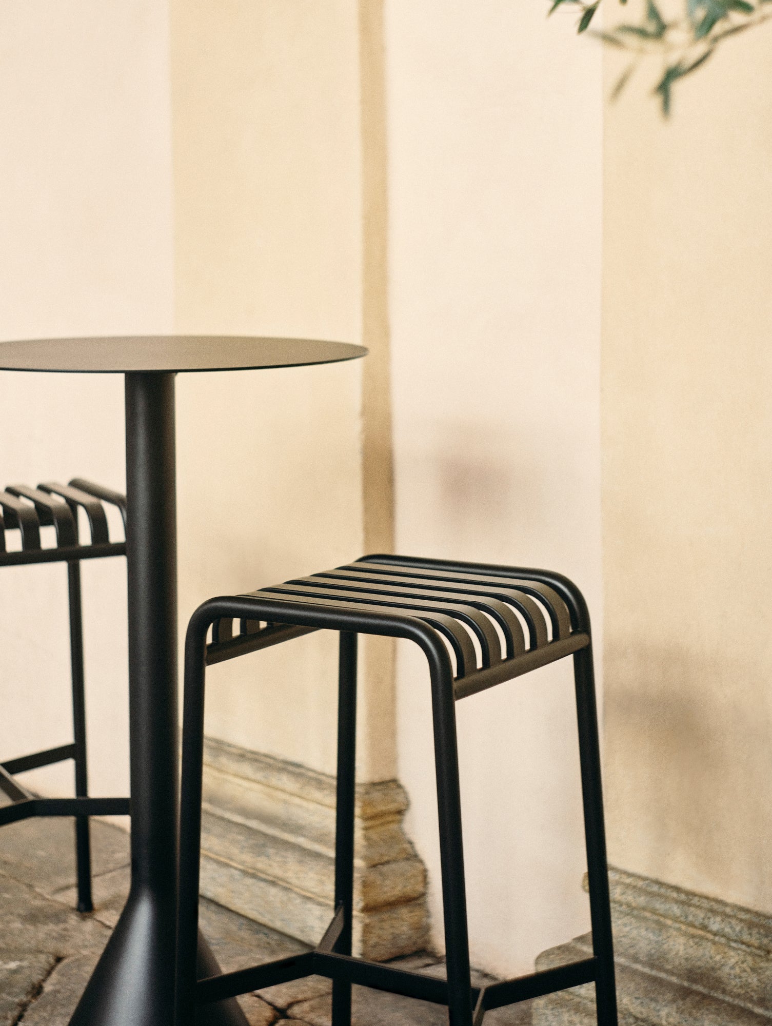 Palissade Bar Stool by HAY - Anthracite