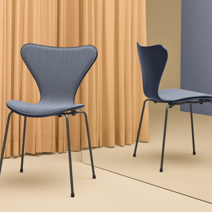 Series 7™ 3107 Dining Chair (Front Upholstered) by Fritz Hansen - Warm Graphite Steel / Front: Steelcut Trio 3 716 / Back: Midnight Blue Lacquered Veneer