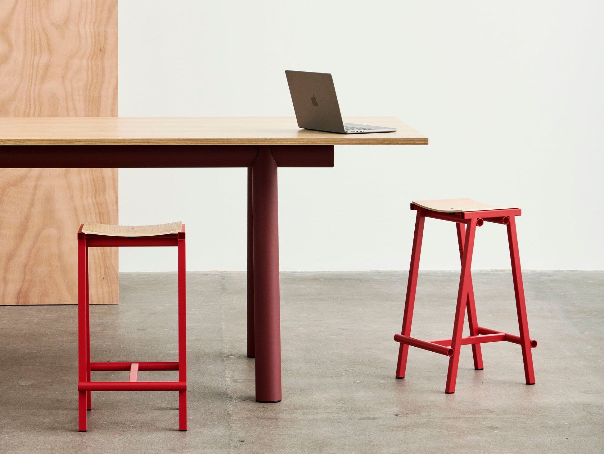 Taburete 8 Bar Stool by HAY - Low / Lacquered Oak Seat / Signal Red Base