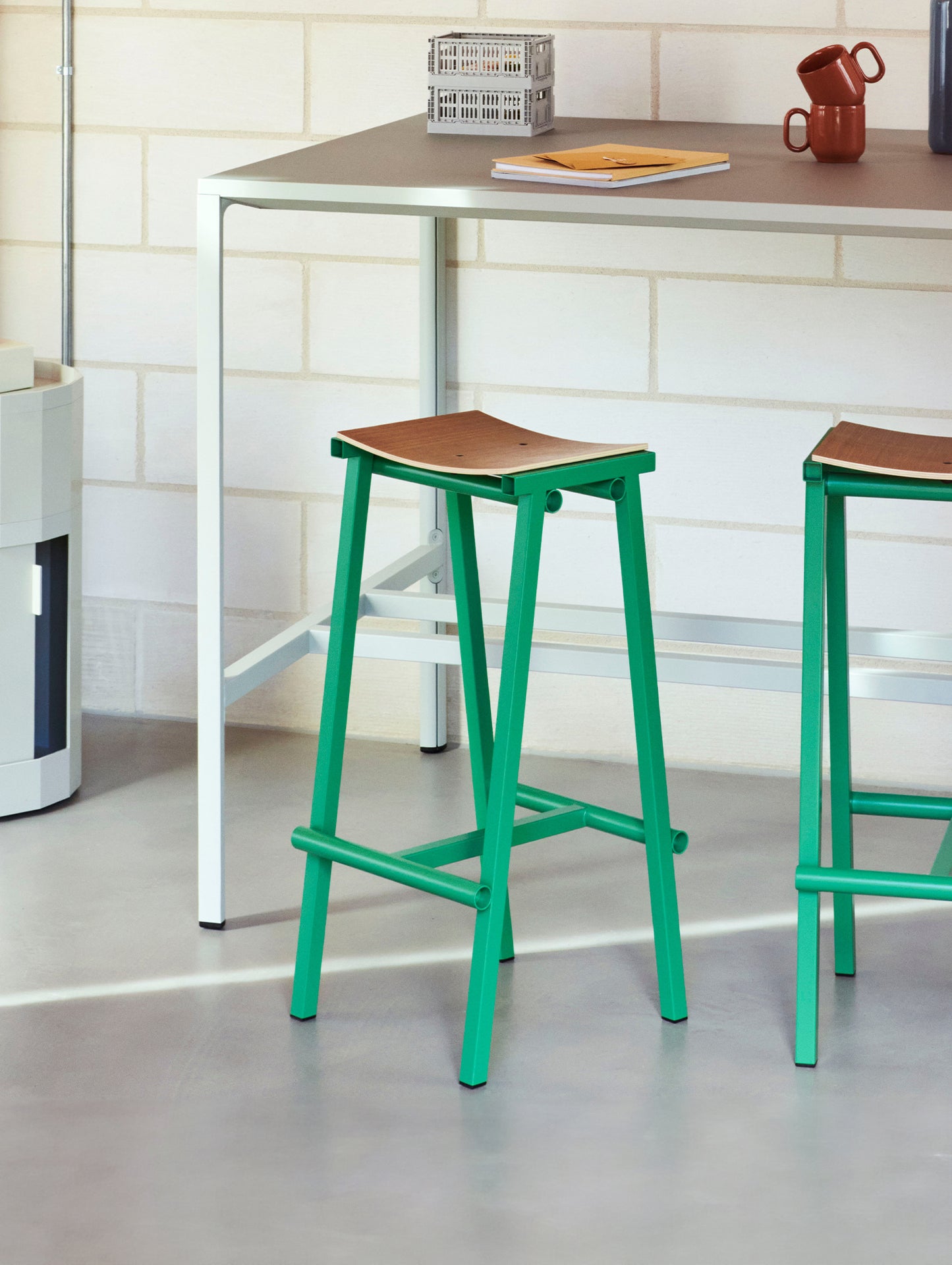 Taburete 8 Bar Stool by HAY - High / Lacquered Oak Seat / Jade Base