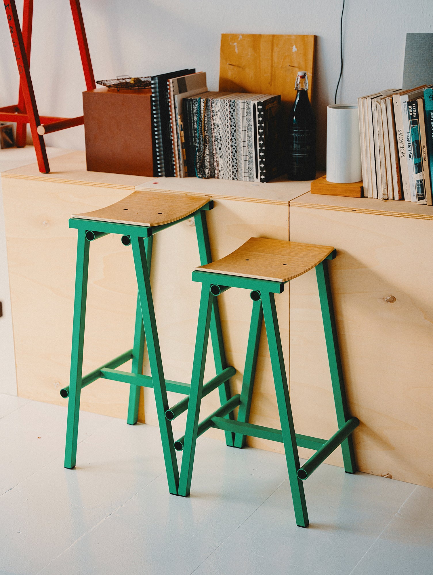 Taburete 8 Bar Stool by HAY - Lacquered Oak Seat / Jade Base