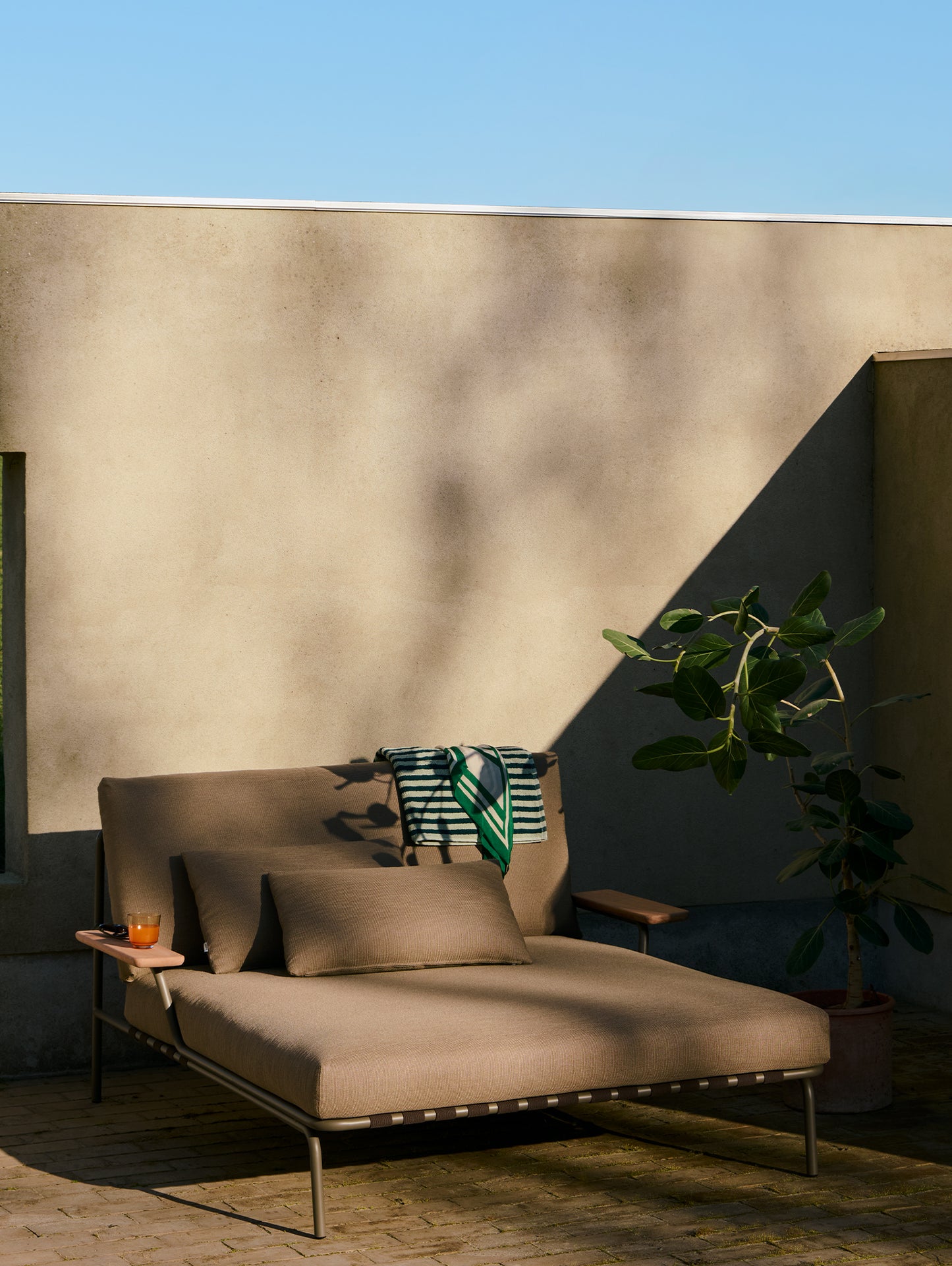 Settle Lounge Bed by Muuto - Taupe Frame / Ribbed Weave 05
