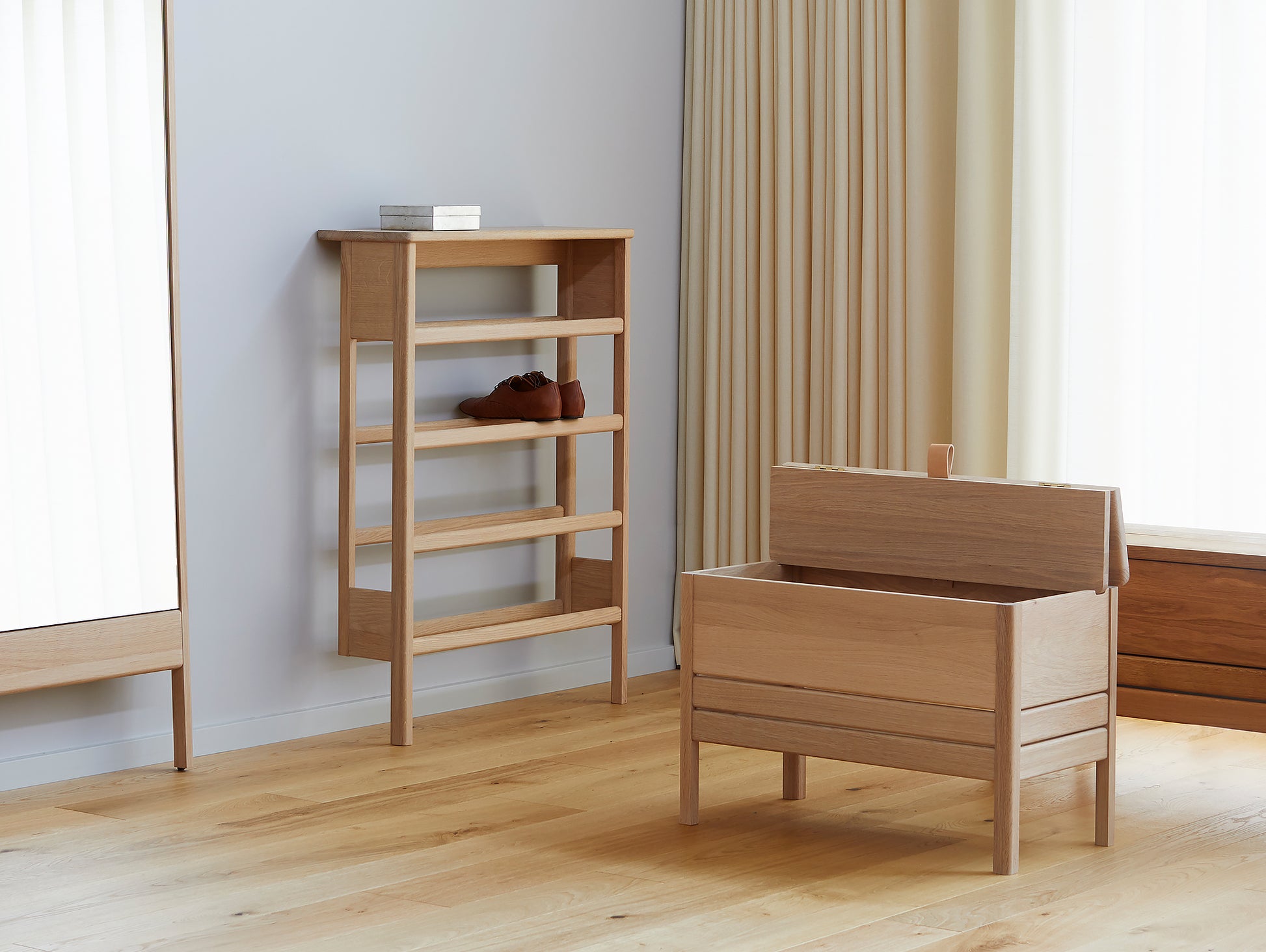 Luxurious Modern Comfy Storage Bench in Light Beige Fabric Stock Luxurious Modern Comfy Storage Bench in Light Beige Fabric Stock