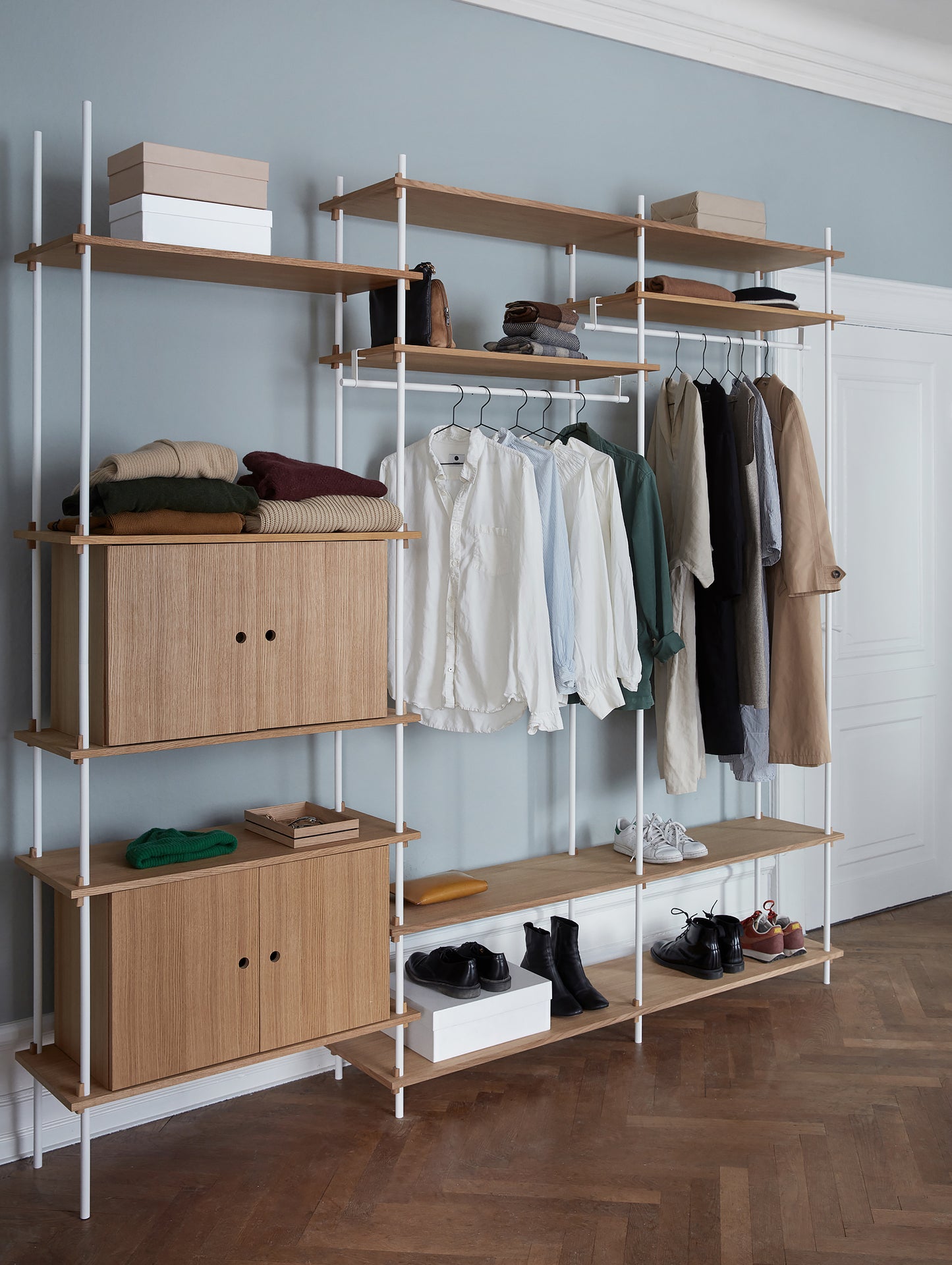 Moebe Shelving System 200 cm - White uprights with Oiled Oak Components