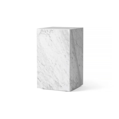 背の高い大理石の台座